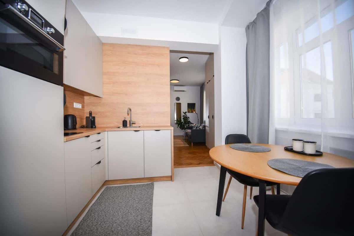 City Center Studio - Comfy & Modern Pozsony Kültér fotó