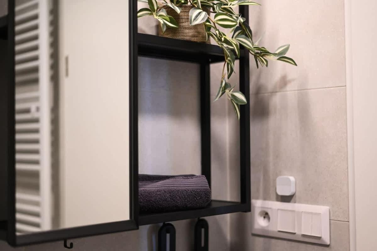 City Center Studio - Comfy & Modern Pozsony Kültér fotó